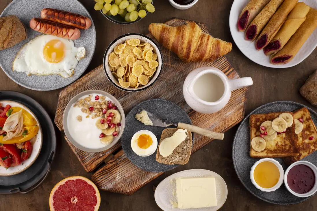 Collection of fast breakfast ideas for busy mornings, featuring granola and fruit.